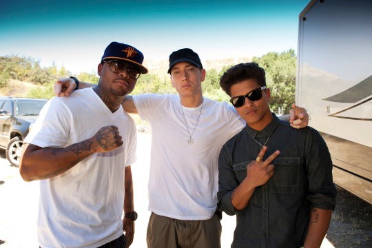 Galería >> Fotos anteriores de Bruno Mars Eminem-and-bruno-mars-filming-lighters-video